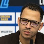 Britský hlavný tréner Štrasburgu Liam Rosenior oslovuje médiá počas tlačovej konferencie na Stade de la Meinau v Štrasburgu vo východnom Francúzsku 6. januára 2026. Tréner Štrasburgu Liam Rosenior 6. januára 2026 oznámil, že dosiahol
