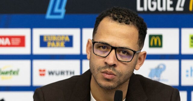 Britský hlavný tréner Štrasburgu Liam Rosenior oslovuje médiá počas tlačovej konferencie na Stade de la Meinau v Štrasburgu vo východnom Francúzsku 6. januára 2026. Tréner Štrasburgu Liam Rosenior 6. januára 2026 oznámil, že dosiahol 