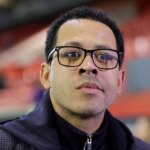 Nový šéf Chelsea Liam Rosenior sa na to pozerá