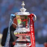 Vystavená ikonická trofej FA Cupu.