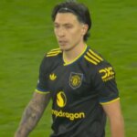 Lisandro Martinez strieľa vlastný gól proti Arsenalu, keď fanúšikovia Man Utd hovoria, že Paul Scholes mal pravdu