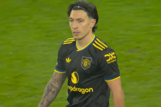 Lisandro Martinez strieľa vlastný gól proti Arsenalu, keď fanúšikovia Man Lisandro Martinez strieľa vlastný gól proti Arsenalu, keď fanúšikovia Man Utd hovoria, že Paul Scholes mal pravdu
