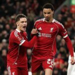 Florian Wirtz (vľavo) a Hugo Ekitike (vpravo) sa neskoro spojili, aby pomohli Liverpoolu poraziť Barnsley