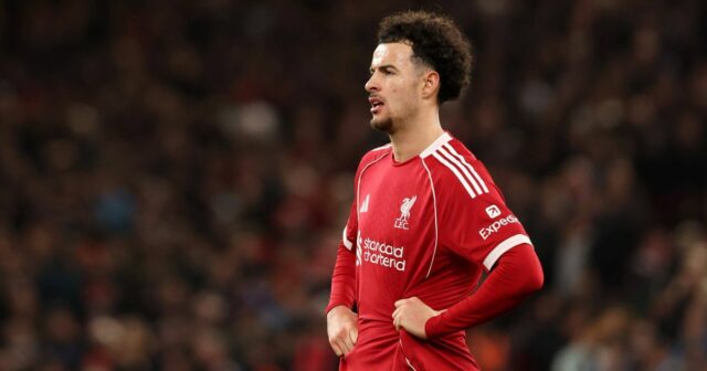 Liverpool bol nútený čakať na prestup do Nottinghamu Forest, keď Curtis Jones z Liverpoolu