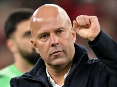 Liverpool navrhol swapovú dohodu, vďaka ktorej by anglická hviezda zamierila na Anfield vo veľkom ťahu Arne Slot, manažér Liverpoolu, kvituje fanúšikov po zápase Premier League medzi Liverpoolom a Aston Villou