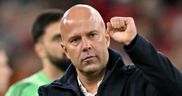 Arne Slot, manažér Liverpoolu, kvituje fanúšikov po zápase Premier League medzi Liverpoolom a Aston Villou