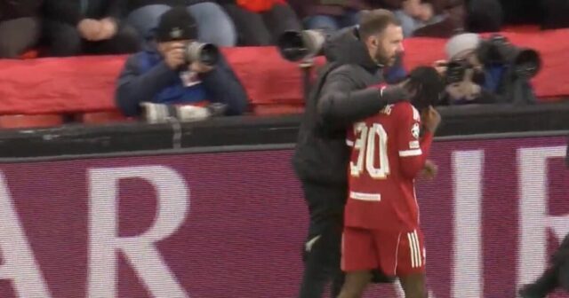 Liverpool otriasol zranením Jeremieho Frimponga, keď hviezda nastúpila dve minúty do zápasu | Futbal | Šport
