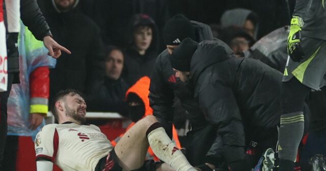 Conor Bradley utrpel vážne zranenie kolena.