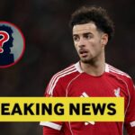 Liverpool si všíma Denzela Dumfriesa, keď Curtis Jones hovorí s Interom Miláno