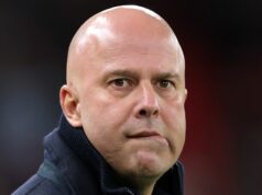 Liverpool uštedril obrovskú prestupovú ranu Marcovi Guehimu, keď oň zvýšili záujem rivali z Premier League Arne Slot