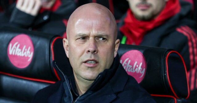 Liverpool vyzval, aby urobil šokový prestup podpísaním 80 miliónov libier LONDÝN, ANGLICKO - 25. JANUÁRA: Kobbie Mainoo, Casemiro, Bryan Mbeumo, Diogo Dalot, Harry Maguire a Amad Diallo z Manchestru United oslavujú vyrovnávajúci gól počas zápasu Premier League medzi Arsenalom a Manchestrom United na Emirates Stadium 25. januára 2026 v Londýne v Anglicku. (Foto: Nigel French/Sportsphoto/Allstar cez Getty Images)