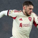 Conor Bradley sa lieči, zatiaľ čo Gabriel Martinelli protestuje