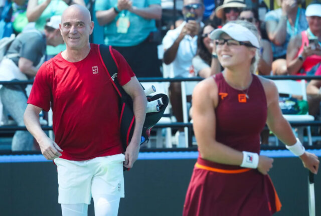 Andre Agassi debutuje v náleve v stredu 30. apríla 2025, keď súťaží s Annou Leigh Watersovou v zmiešanom zápase profesionálnej štvorhry na majstrovstvách USA Open Pickleball na Minto proti Tristanovi Dussaultovi a Stevie Petrpouleasovi v komunitnom parku East Naples v Naples na Floride. Agassi a Waters vyhrali 2:1.