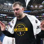 Luka Doncic si po skĺznutí z ihriska Clevelandu poranil ľavú nohu