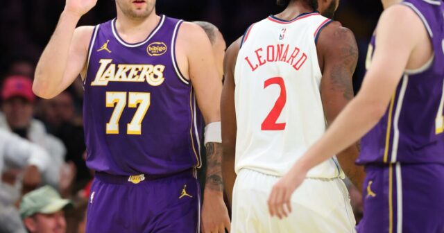 Luka Doncic z Lakers, Austin Reaves je pre piatkový zápas otázny
