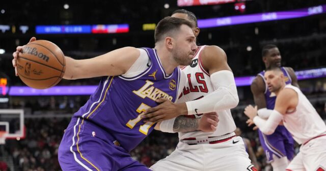 Luka Doncic zaznamenal 46 bodov, dal osem trojok, keď Lakers porazili Bulls

