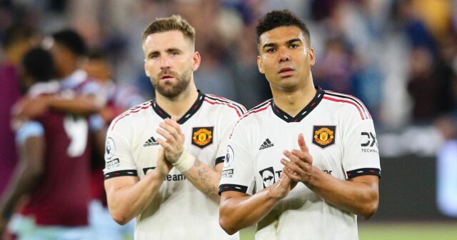Luke Shaw po odhalení súkromného vtipu objasnil myšlienky tímu Man LONDÝN, ANGLICKO - 7. mája: Casemiro a Luke Shaw z Manchestru United tlieskajú fanúšikom po zápase Premier League medzi West Ham United a Manchester United na londýnskom štadióne 7. mája 2023 v Londýne v Spojenom kráľovstve. (Foto Craig Mercer/MB Media/Getty Images)