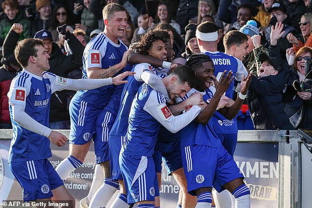 Macclesfield spôsobil najväčší šok v HISTÓRII FA Cupu, pretože mimoligový Macclesfield spôsobil najväčší šok v HISTÓRII FA Cupu, pretože mimoligový tím vyhodil držiteľov Crystal Palace – napriek tomu, že ich vo futbalovej pyramíde delí 117 miest
