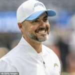 Defenzívny koordinátor LA Chargers Jesse Minter je horúcim majetkom na trénerskom kolotoči NFL