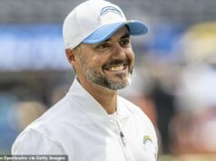 Mad scramble začína najímať Jesseho Mintera, keď sa ukazuje ako najžiadanejší tréner NFL Defenzívny koordinátor LA Chargers Jesse Minter je horúcim majetkom na trénerskom kolotoči NFL