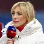Moderátorka Sky Sports Kelly Catesová počas zápasu Premier League medzi Aston Villa a Sheffield United vo Villa Parku 22. decembra 2023 v Birminghame v Anglicku.