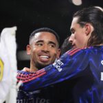 Gabriel Jesus z Arsenalu oslavuje s Riccardom Calafiorim