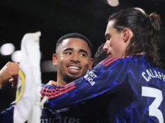 Major Arsenal Premier League vyhlásenie o titule po brutálnom víťazstve Leeds United Gabriel Jesus z Arsenalu oslavuje s Riccardom Calafiorim
