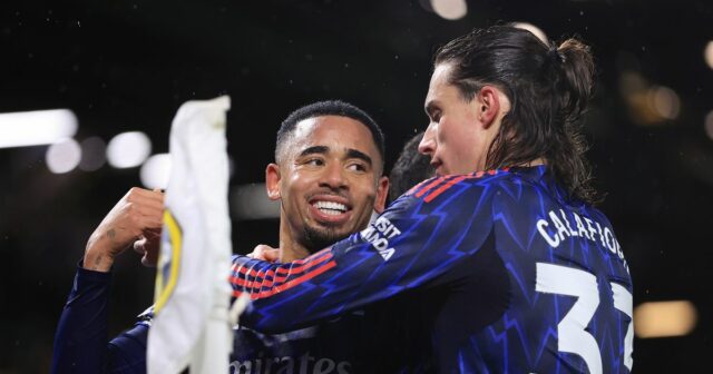 Major Arsenal Premier League vyhlásenie o titule po brutálnom víťazstve Gabriel Jesus z Arsenalu oslavuje s Riccardom Calafiorim