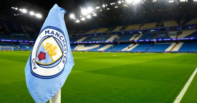 Celkový pohľad na rohovú vlajku vo vnútri zeme pred ligovým zápasom Ligy majstrov UEFA na štadióne Etihad.