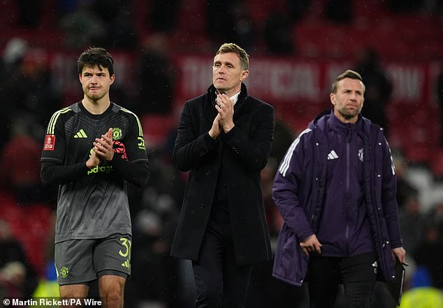 Man United 1-2 Brighton: Danny Welbeck zastiňuje veľké peniaze Red Luk Darrena Fletchera na Old Trafford videl Manchester United padať pri prvej prekážke v FA Cupe