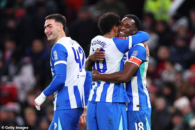 Man United 1-2 Brighton - HODNOTENIE HRÁČOV: Ktorá hviezda potrebuje Danny Welbeck (vpravo) sa opäť vrátil, aby strašil svoj starý tím, keď skóroval na Old Trafford