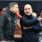 Pep Guardiola a jeho asistent Pep Lijnders vyzerali na čiare podráždene