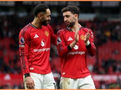Man United plánuje prestupové rozhovory Bruna Fernandesa Kapitán Manchestru United Bruno Fernandes počas manchesterského derby
