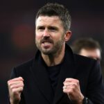 Michael Carrick oslavuje
