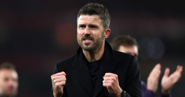 Man United potvrdil tri prestupy pred konečným dňom, keďže Michael Michael Carrick oslavuje