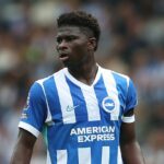 Carlos Baleba je jedným z prestupových cieľov Manchestru United a „preskúmal podmienky januárového prestupu“