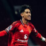 MANCHESTER, ANGLICKO - 9. DECEMBRA: JJ Gabriel z Manchestru United U18 oslavuje strelenie svojho prvého gólu počas FA Youth Cupu medzi Manchester United U18 a Peterborough United U18 na Old Trafford 9. decembra 2025 v Manchestri v Anglicku. (Foto: Zohaib Alam - MUFC/Manchester United cez Getty Images)