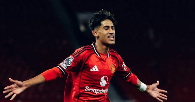 MANCHESTER, ANGLICKO - 9. DECEMBRA: JJ Gabriel z Manchestru United U18 oslavuje strelenie svojho prvého gólu počas FA Youth Cupu medzi Manchester United U18 a Peterborough United U18 na Old Trafford 9. decembra 2025 v Manchestri v Anglicku. (Foto: Zohaib Alam - MUFC/Manchester United cez Getty Images)