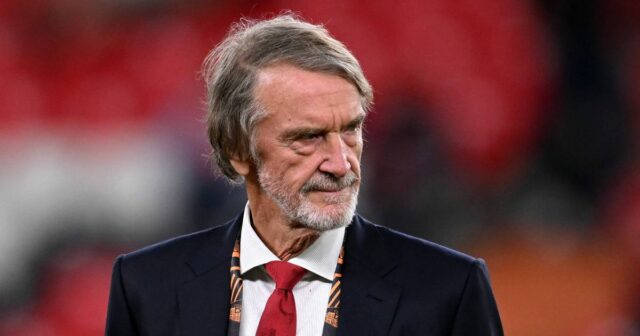 Sir Jim Ratcliffe, spolumajiteľ Manchestru United, sa pozerá pred prezentáciou trofeje po finále Európskej ligy UEFA 2025 medzi Tottenhamom Hotspur a Manchestrom United na Estadio de San Mames 21. mája 2025 v španielskom Bilbau.