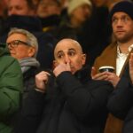 Fanúšikovia Manchestru United vystavujú vlajku s nápisom „Chceme späť svoj klub“ na protest pred zápasom tretieho kola Emirates FA Cupu medzi Manchestrom United a Brighton & Hove Albion na Old Trafford 11. januára 2026 v Manchestri v Anglicku.