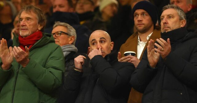 Man Utd čelí „najväčšiemu protestu fanúšikov“ proti „chamtivým“ Glazersom a Fanúšikovia Manchestru United vystavujú vlajku s nápisom „Chceme späť svoj klub“ na protest pred zápasom tretieho kola Emirates FA Cupu medzi Manchestrom United a Brighton & Hove Albion na Old Trafford 11. januára 2026 v Manchestri v Anglicku.