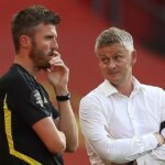 Nórsky manažér Manchestru United Ole Gunnar Solskjaer (R) sa rozpráva s anglickým trénerom prvého tímu Manchestru United Michaelom Carrickom počas futbalového zápasu anglickej Premier League medzi Manchestrom United a Sheffieldom United na Old Trafford v Manchestri v severozápadnom Anglicku 24. júna 2020. (Foto: Martin Rickett / POOL / AFP) / OBMEDZENÉ NA EDITOR. Nepoužívať s nepovolenými audio, video, dátami, súpiskami zápasov, klubovými/ligovými logami alebo „živými“ službami. Online použitie v zápase je obmedzené na 120 obrázkov. Ďalších 40 obrázkov môže byť použitých v predĺžení. Žiadna emulácia videa. Používanie sociálnych médií počas zápasu je obmedzené na 120 obrázkov. Ďalších 40 obrázkov môže byť použitých v predĺžení. Nepoužíva sa v stávkových publikáciách, hrách alebo publikáciách pre jednotlivé kluby/ligy/hráčov. / (Foto: MARTIN RICKETT/POOL/AFP cez Getty Images)