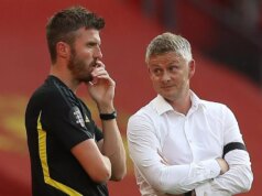 Man Utd má čerstvé manažérske rozhovory po Twistoch Oleho Gunnara Solskjaera a Michaela Carricka Nórsky manažér Manchestru United Ole Gunnar Solskjaer (R) sa rozpráva s anglickým trénerom prvého tímu Manchestru United Michaelom Carrickom počas futbalového zápasu anglickej Premier League medzi Manchestrom United a Sheffieldom United na Old Trafford v Manchestri v severozápadnom Anglicku 24. júna 2020. (Foto: Martin Rickett / POOL / AFP) / OBMEDZENÉ NA EDITOR. Nepoužívať s nepovolenými audio, video, dátami, súpiskami zápasov, klubovými/ligovými logami alebo „živými“ službami. Online použitie v zápase je obmedzené na 120 obrázkov. Ďalších 40 obrázkov môže byť použitých v predĺžení. Žiadna emulácia videa. Používanie sociálnych médií počas zápasu je obmedzené na 120 obrázkov. Ďalších 40 obrázkov môže byť použitých v predĺžení. Nepoužíva sa v stávkových publikáciách, hrách alebo publikáciách pre jednotlivé kluby/ligy/hráčov. / (Foto: MARTIN RICKETT/POOL/AFP cez Getty Images)