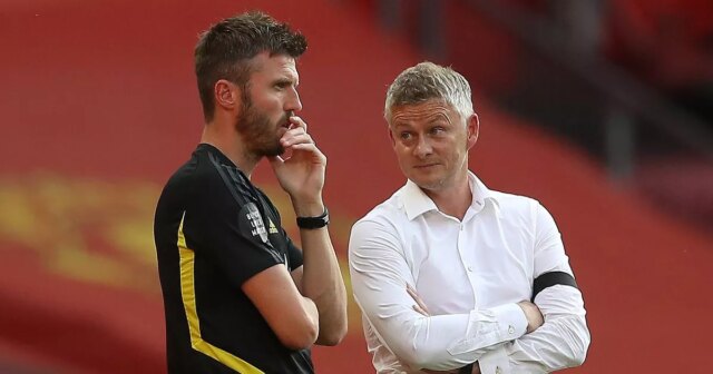 Man Utd má čerstvé manažérske rozhovory po Twistoch Oleho Gunnara Nórsky manažér Manchestru United Ole Gunnar Solskjaer (R) sa rozpráva s anglickým trénerom prvého tímu Manchestru United Michaelom Carrickom počas futbalového zápasu anglickej Premier League medzi Manchestrom United a Sheffieldom United na Old Trafford v Manchestri v severozápadnom Anglicku 24. júna 2020. (Foto: Martin Rickett / POOL / AFP) / OBMEDZENÉ NA EDITOR. Nepoužívať s nepovolenými audio, video, dátami, súpiskami zápasov, klubovými/ligovými logami alebo „živými“ službami. Online použitie v zápase je obmedzené na 120 obrázkov. Ďalších 40 obrázkov môže byť použitých v predĺžení. Žiadna emulácia videa. Používanie sociálnych médií počas zápasu je obmedzené na 120 obrázkov. Ďalších 40 obrázkov môže byť použitých v predĺžení. Nepoužíva sa v stávkových publikáciách, hrách alebo publikáciách pre jednotlivé kluby/ligy/hráčov. / (Foto: MARTIN RICKETT/POOL/AFP cez Getty Images)