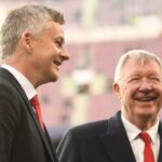 BARCELONA, ŠPANIELSKO - 16. apríla: Sir Alex Ferguson sa rozprával s Ole Gunnarom Solskjaerom, manažérom Manchestru United na ihrisku pred druhým zápasom štvrťfinále Ligy majstrov UEFA medzi FC Barcelona a Manchester United na Camp Nou 16. apríla 2019 v Barcelone v Španielsku. (Foto: Michael Regan/Getty Images)