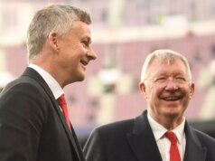 Man Utd nemilosrdne ignoruje vstup Sira Alexa Fergusona, pretože hľadanie nového manažéra naberá nový smer BARCELONA, ŠPANIELSKO - 16. apríla: Sir Alex Ferguson sa rozprával s Ole Gunnarom Solskjaerom, manažérom Manchestru United na ihrisku pred druhým zápasom štvrťfinále Ligy majstrov UEFA medzi FC Barcelona a Manchester United na Camp Nou 16. apríla 2019 v Barcelone v Španielsku. (Foto: Michael Regan/Getty Images)