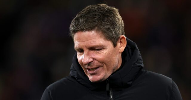 Oliver Glasner kráča po ihrisku.