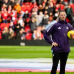 Jonny Evans pred zápasom Premier League medzi Manchestrom United a Manchestrom City na Old Trafford.