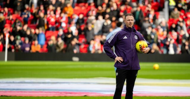 Jonny Evans pred zápasom Premier League medzi Manchestrom United a Manchestrom City na Old Trafford. 