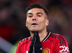 Man Utd potvrdil, že Casemiro opustí klub v šokujúcom vyhlásení MANCHESTER, ANGLICKO – 15. DECEMBRA: Casemiro z Manchestru United reaguje počas zápasu Premier League medzi Manchestrom United a Bournemouthom na Old Trafford 15. decembra 2025 v Manchestri v Anglicku. (Foto: Robbie Jay Barratt - AMA/Getty Images)